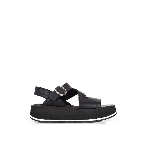 Sandalias con plataforma baja de cuero negro |Mujeres|Batistella.com.ar - Batistella Tienda Online |Primavera Verano 2024