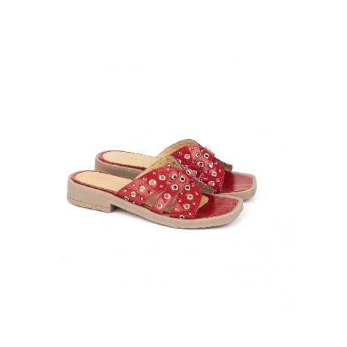 Zuecos bajos con tachas en charol rojo|Mujeres|Batistella - Batistella Tienda Online |Primavera Verano 2024