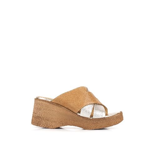 Zuecos trenzados de cuero en camel metalizado|Sandalias de mujer|Batistella.com.ar - Batistella Tienda Online |Primavera Verano 2024