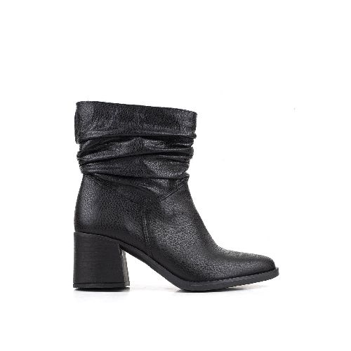 Botas cortas abuchonadas de cuero negro| Botas de  Mujer | Batistella.com.ar - Batistella Tienda Online |Primavera Verano 2024