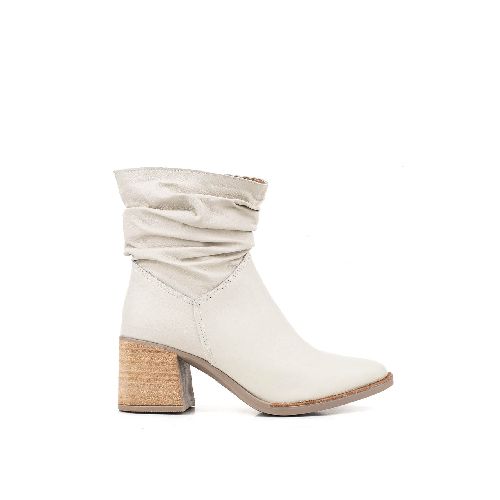 Botas cortas abuchonadas de cuero en manteca| Botas de  Mujer | Batistella.com.ar - Batistella Tienda Online |Primavera Verano 2024